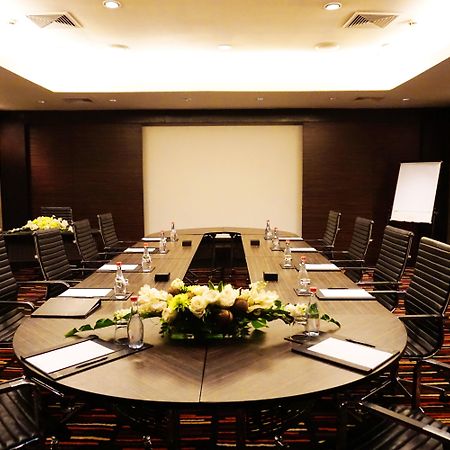The Landmark Бангкок Экстерьер фото A meeting room at a hotel