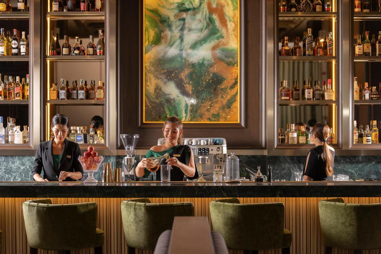 The Landmark Бангкок Экстерьер фото The Bar at The St Regis Mumbai