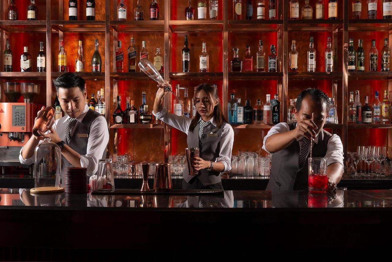 The Landmark Бангкок Экстерьер фото Bartenders at work