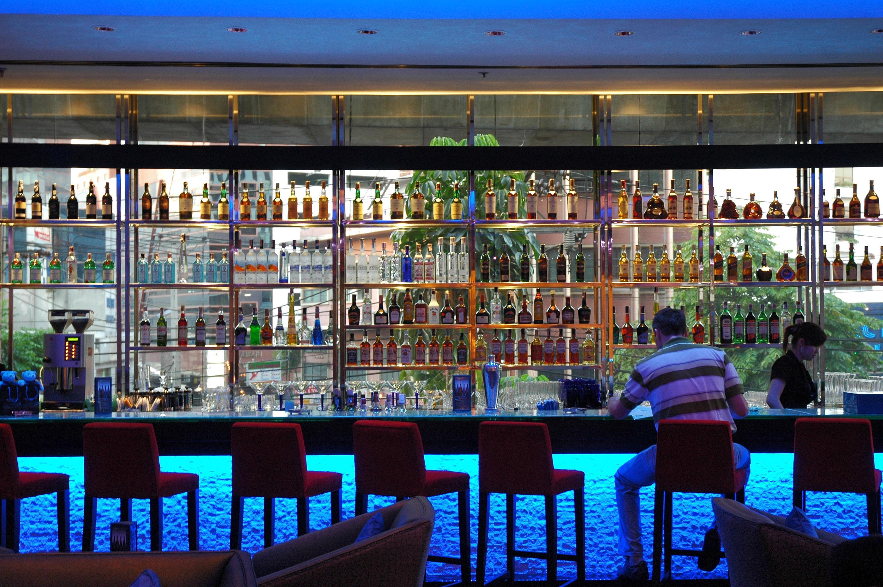 The Landmark Бангкок Экстерьер фото A bar at the Conrad Hong Kong