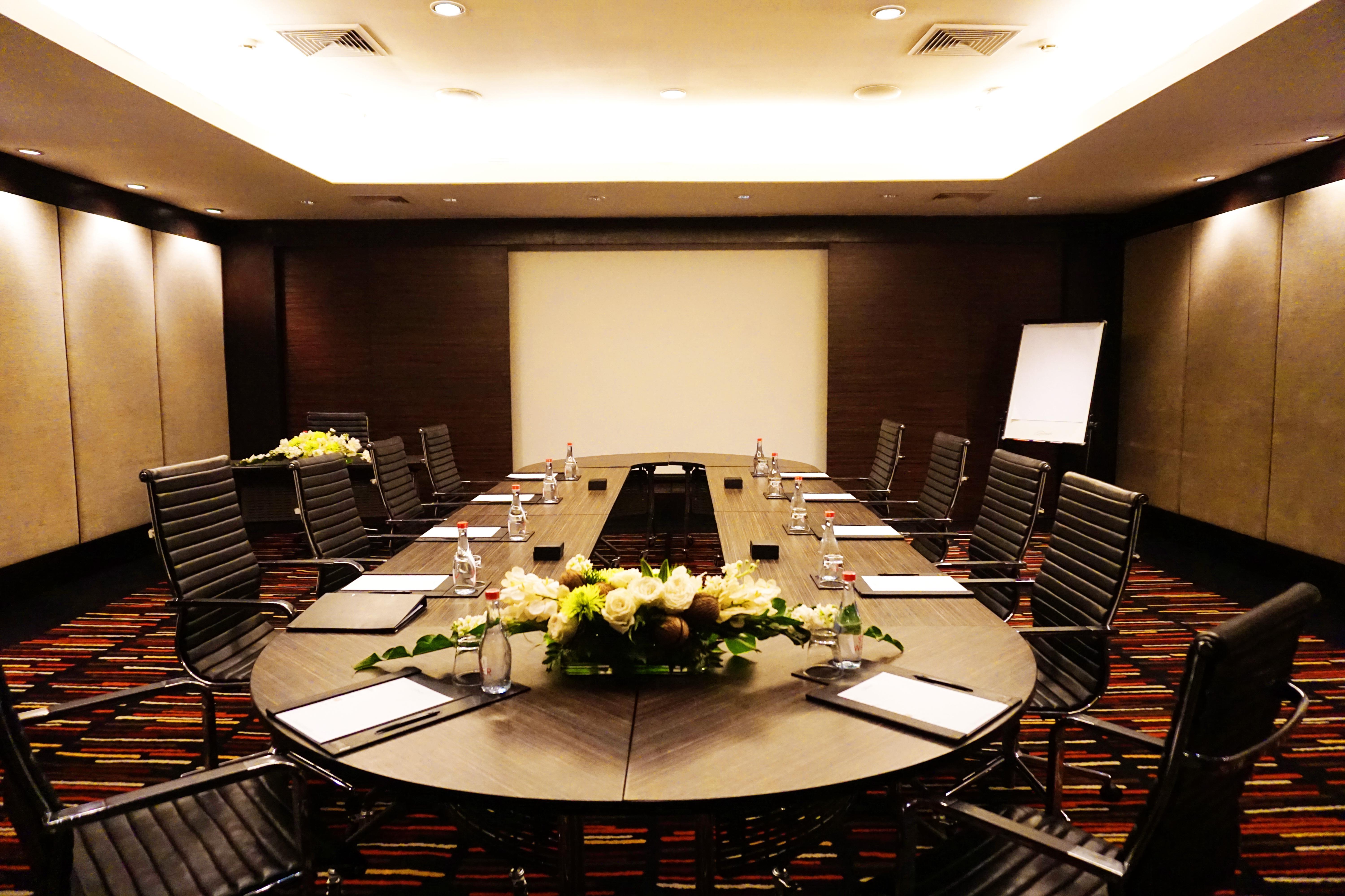The Landmark Бангкок Экстерьер фото A meeting room at a hotel