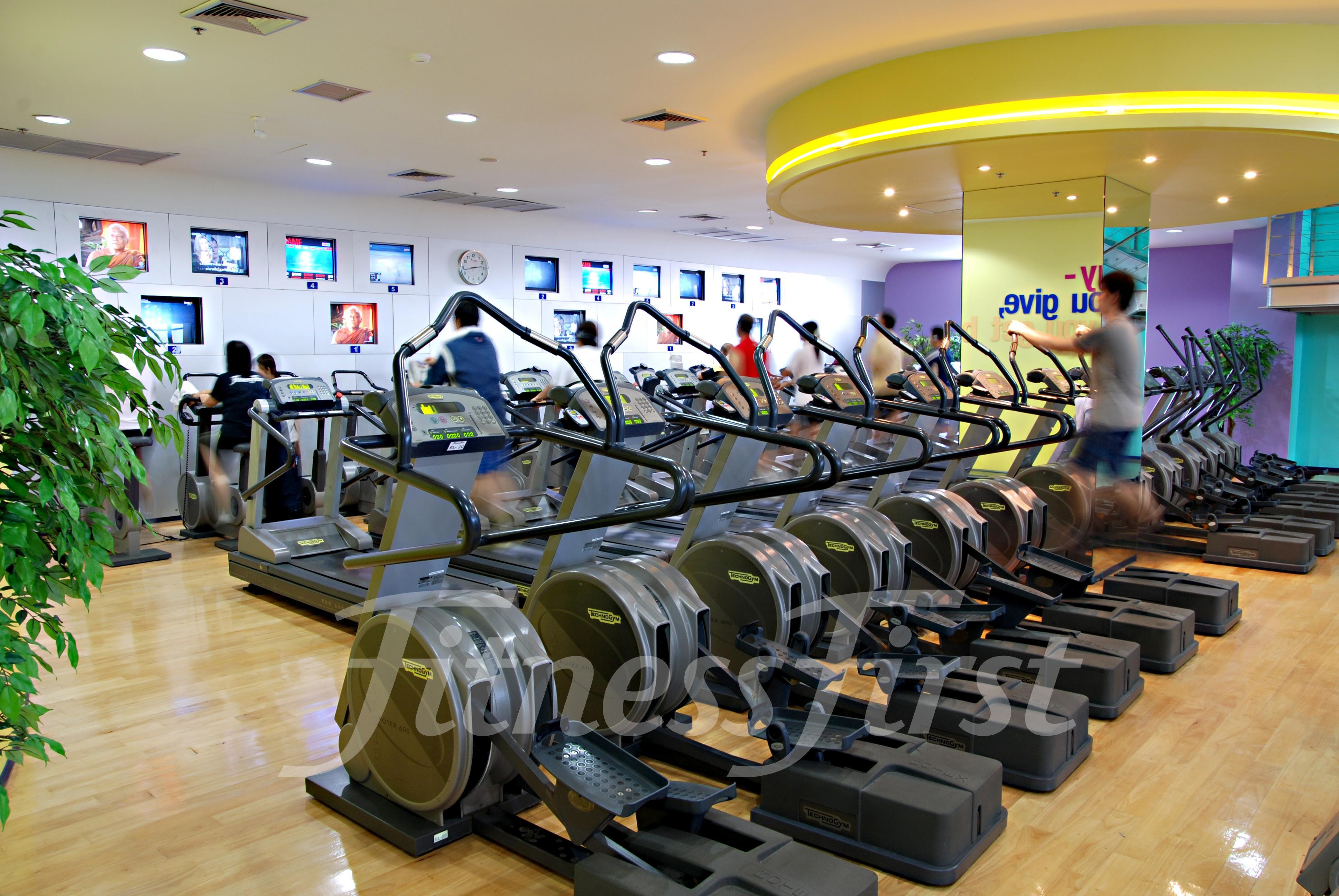 The Landmark Бангкок Экстерьер фото A row of elliptical cross trainers