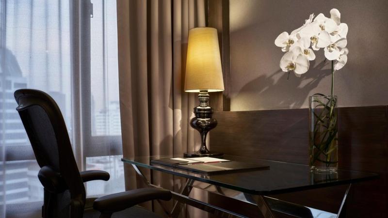 The Landmark Бангкок Номер фото A table lamp