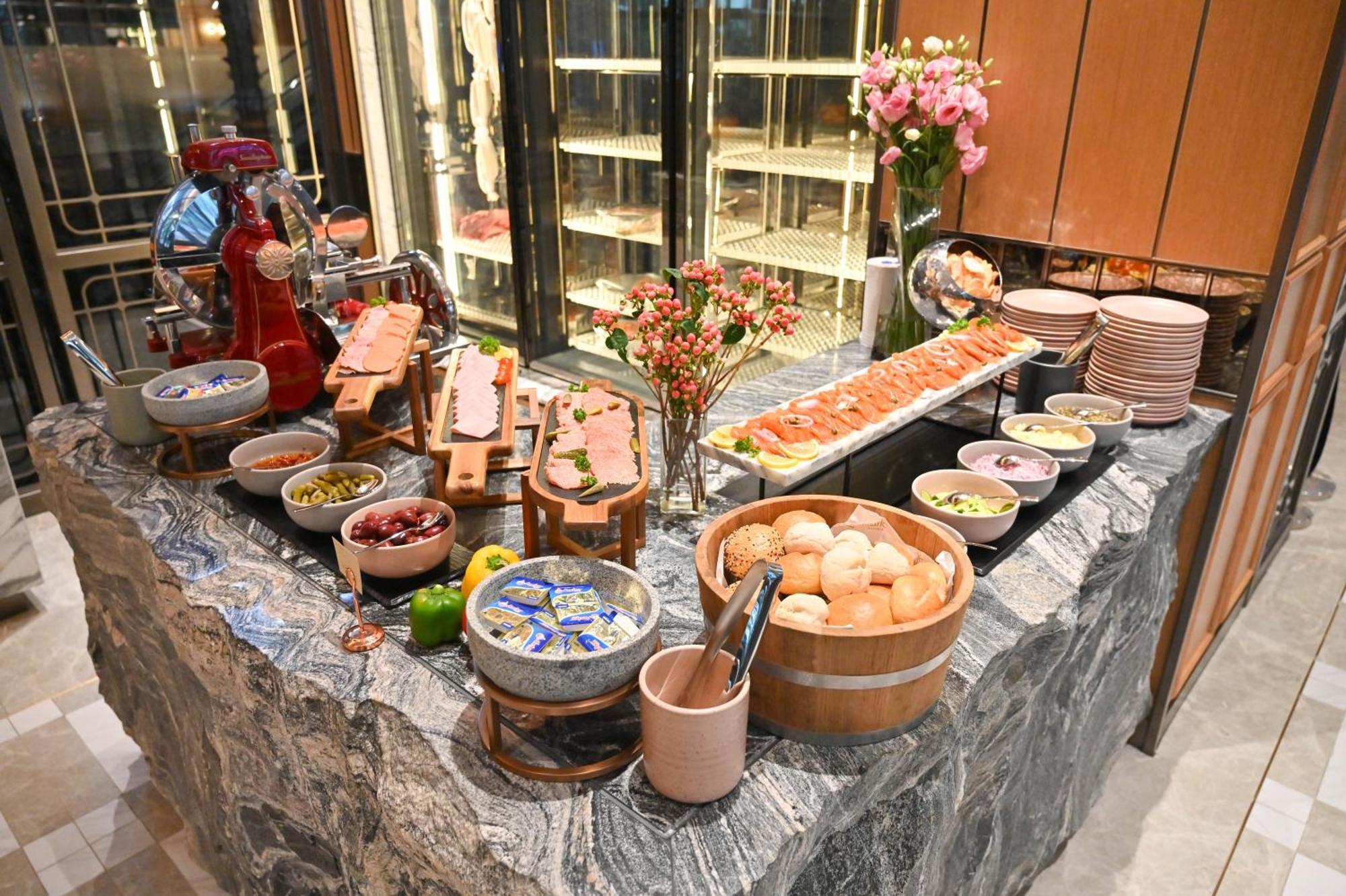 The Landmark Бангкок Экстерьер фото A buffet at a hotel