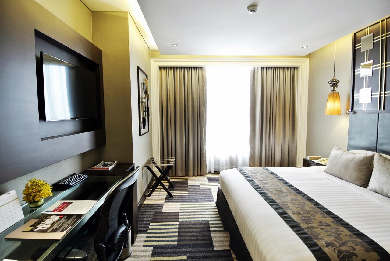 The Landmark Бангкок Экстерьер фото A room at the hotel